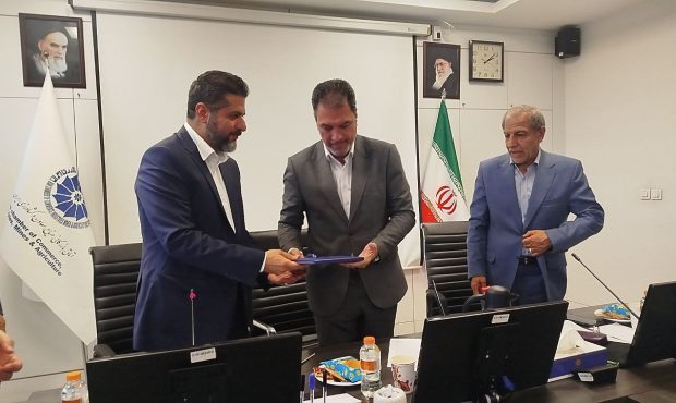 تفاهمنامه همکاری ملی و بین المللی اتاق بازرگانی ایران و کانون جهانگردی و اتومبیلرانی امضا شد