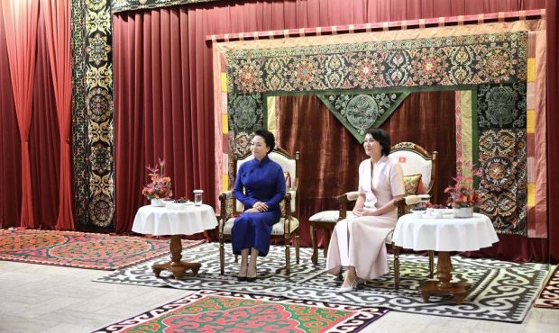 بانوهای اول چین و قرقیزستان از موزه ملی تاریخ قرقیزستان دیدن کردند بانوهای اول چین و قرقیزستان از موزه ملی تاریخ قرقیزستان دیدن کردند