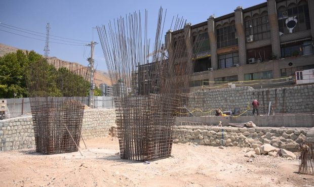 پلازای گلستان ولنجک با معماری مدرن، بتن‌ریزی ستون های ۴ متری آغاز شد