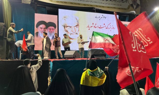 شعرخوانی حماسی شاعران انقلابی در میدان تجریش شعرخوانی حماسی شاعران انقلابی در میدان تجریش